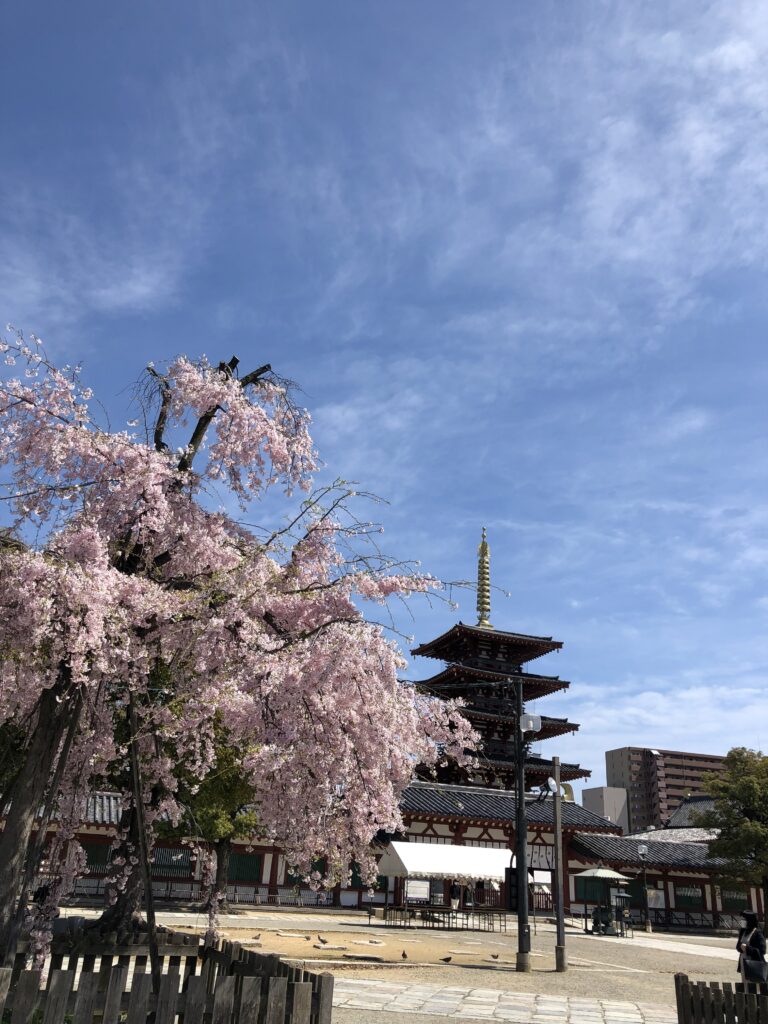 gojūnotō as seen from in front of Warodo Hall.